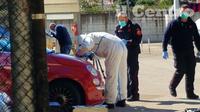 I carabinieri del Ris mentre analizzano la Fiat 500 di Alessandro Neri (foto di Giampiero Lattanzio)