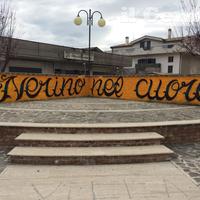 La scritta dedicata ad Alessandro Neri lasciata dagli amici nella piazzetta di Villa Raspa (Il Centro)