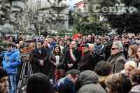 Il sindaco Luciano Di Lorito e la folla davanti alla chiesa (foto Riccardo Iannucci)