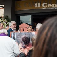 I genitori di Alessandro salutano la folla che ha partecipato alla messa (foto Riccardo Iannucci)