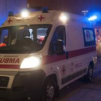 Un'ambulanza del 118 intervenuta per soccorrere due feriti in via Lago di Campotosto