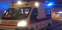 Un'ambulanza del 118 intervenuta per soccorrere due feriti in via Lago di Campotosto