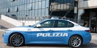 Un'auto di servizio della sottosezione di Polizia stradale di Pratola Peligna