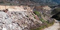 I rifiuti ammucchiati nella ex cava di Gioia dei Marsi