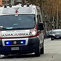 Una delle ambulanze intervenute per l'incidente delle due ragazze sullo scooter