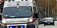 Una delle ambulanze intervenute per l'incidente delle due ragazze sullo scooter