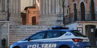 Una volante del commissariato di polizia di Sulmona