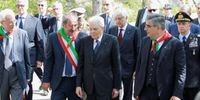 Il presidente Mattarella con il sindaco di Taranta Peligna, Marcello Di Martino, e il governatore Luciano D'Alfonso (Foto Fabio Sciarra)