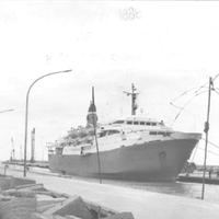 La Tiziano nel porto di Pescara quando erano ancora operativi i collegamenti con l'altra sponda dell'Adriatico