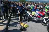 I motociclisti metttono toppe d'asfalto per protesta all'Aquila