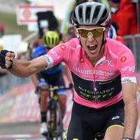 Il britannico, maglia rosa del Giro d'Italia, Simon Yates, vince la tappa a Campo Imperatore
