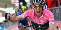 Il britannico, maglia rosa del Giro d'Italia, Simon Yates, vince la tappa a Campo Imperatore