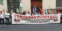 La delegazione dei lavoratori Honeywell, a Roma, davanti alla sede del Mise