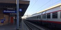 Treno Frecciabianca fermo alla stazione di Giulianova
