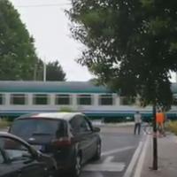 Il treno in transito su corso Italia con il passaggio a livello aperto