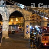 L'intervento dei vigili del fuoco in piazza Garibaldi (foto di Claudio Lattanzio)