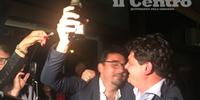 Gianguido D'Alberto festeggia la vittoria a sindaco col consigliere regionale del pd Sandro Mariani (foto di Luciano Adriani)