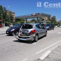 La Peugeot 207 tamponata in via Tirino