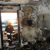 Vigili del fuoco nell'appartamento devastato dal falò