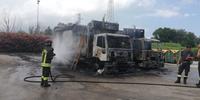 I due camion compattatori distrutti dalle fiamme in via Nilo