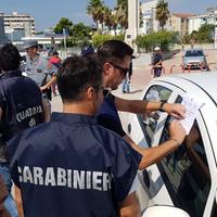 L'intervento di carabinieri e finanzieri al porto canale (Foto Giampiero Lattanzio)