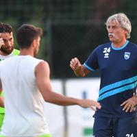L'allenatore del Pescara Bepi Pillon dà indicazioni a Zampano e Gaston (foto Luciano Adriani)