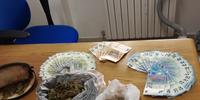 La droga e il denaro sequestrati dalla polizia in una casa di Rancitelli