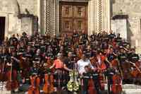 Cento violoncellisti davanti alla cattedrale