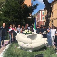 La cerimonia per Dino Di Michelangelo al monumento del quartiere Sacro Cuore