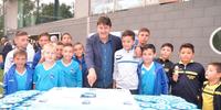 Il presidente Sebastiani e alcuni piccoli calciatori del settore giovanile