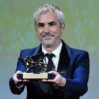Il regista messicano Alfonso Cuaron con il Leone d'Oro per il film Roma