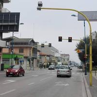 Il semaforo photored in corso Umberto all'incrocio con via Adige