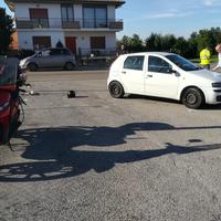 L'auto e lo scooter nell'incidente stradale di Colleranesco con un ferito grave (Foto Luciano Adriani)