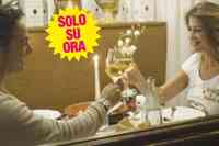 Il brindisi durante la cena tra Piero Mazzocchetti e Federica Peluffo (foto da Ora)