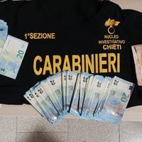 La banconote false da 20 euro e i soldi veri trovati in casa di un albanese espulso due anni fa dall'Italia
