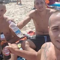I tre giovani romeni (senza barba) sottoposti a fermo di pg in una recente foto su Fb