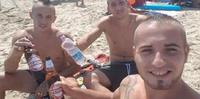 I tre giovani romeni (senza barba) sottoposti a fermo di pg in una recente foto su Fb
