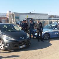 Carabinieri e polizia davanti al carcere di Lanciano per gli interrogatori
