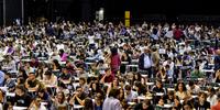 Folla di candidati per un test di ammissione all'università