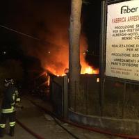 L'incendio nel deposito della ditta Faber di Città Sant'Angelo