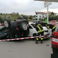 Le due auto nell'area di servizio Erg dopo un incidente