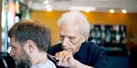 Anthony Mancinelli, 107 anni, il barbiere più vecchio del mondo (Instagram)
