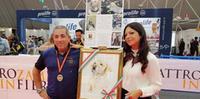 L'artista Karin Corveddu con il quadro del cane Blu e Franco Pinna (Foto Adriani)