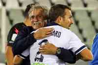 L'abbraccio tra l'allenatore di Preganziol e il difensore Hugo Campagnaro