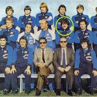 Sauro Massi, cerchiato in giallo, accanto a Tom Rosati, nella formazione del Pescara promossa in B