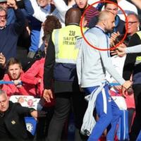 Marco Ianni (nel riquadro) davanti alla panchina dello United con Mourinho che sta alzando (foto da SkySport)