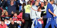 Marco Ianni (nel riquadro) davanti alla panchina dello United con Mourinho che sta alzando (foto da SkySport)