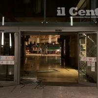 La porta mandata in frantumi dai ladri al centro commerciale Gran Sasso (foto di Luciano Adriani)