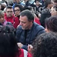 La folla intorno all'attore Gabriele Cirilli (foto di Claudio Lattanzio)