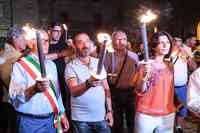 La sorella e il fratello con il sindaco di Tortoreto a una fiaccolata per sostenere Denis Cavatassi